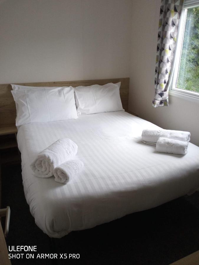 Exclusive 3 Bedroom Caravan, Sleeps 8 People At Parkdean Newquay Holiday Park, Cornwall, Uk Extérieur photo