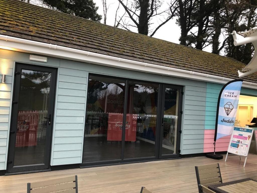Exclusive 3 Bedroom Caravan, Sleeps 8 People At Parkdean Newquay Holiday Park, Cornwall, Uk Extérieur photo